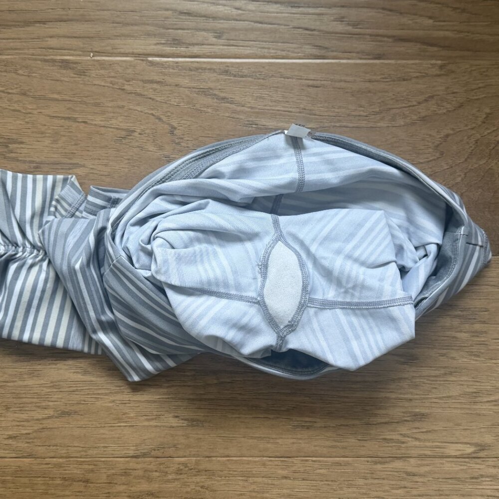 Calvin Klein Gray Striped Capri Leggings, Size Small - Picture 4 of 6